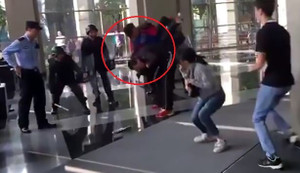 Đặc nhiệm Trung Quốc tung đòn 'sấm sét', hạ gục tội phạm cầm dao kề cổ con tin