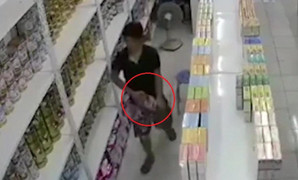 Clip: Nam 'đạo chích' vào siêu thị, trộm sữa giấu trong quần bị camera ghi lại