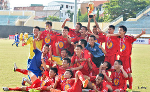 Lò đào tạo của tỷ phú Phạm Nhật Vượng vượt mặt lò bầu Đức thế nào?