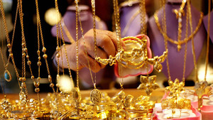 Giá vàng hôm nay 17/11: Đối nghịch giữa hai thị trường