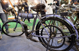 Video: Xe đạp gắn máy đời cổ trị giá bằng 3 chiếc SH trưng bày tại Hà Nội