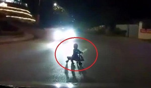 Người lớn bất cẩn để em bé ngồi xe lắc ra giữa đường tối, suýt bị xe tông