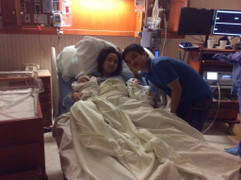 Mang thai đôi, bà mẹ 9X vẫn tự tin sinh thường, mỗi bé nặng gần 3kg