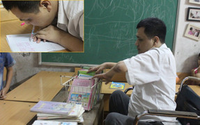 Chuyện xúc động về thầy giáo làng viết chữ bằng miệng đẹp ngỡ ngàng