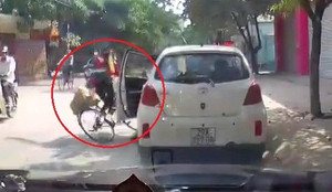 Mở cửa bất cẩn đốn ngã cô gái đi xe đạp, tài xế vô cảm bỏ đi gây phẫn nộ