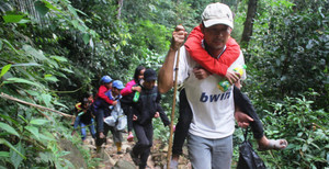 Video: Giáo viên chống gậy, cõng học sinh vượt rừng sâu tới trường