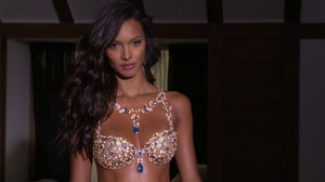 Cận cảnh món nội y nóng bỏng giá 45 tỷ đồng của Victoria's Secret