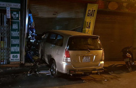 Nguyên nhân không ngờ khiến người đàn ông cố tình lái ô tô đâm nát nhà hàng xóm