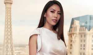 Nguyễn Thị Loan trình diễn trang phục dân tộc nổi bật tại Hoa hậu Hoàn vũ 2017