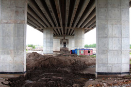 Sau nhà hàng, bãi tập kết cát lại 'mọc' dưới gầm cầu cao tốc Hà Nội - Hải Phòng