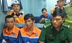 Bị gió bão thổi rơi xuống biển, 2 thuyền viên may mắn được cứu sống