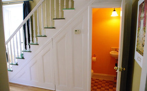 Xây toilet dưới gầm cầu thang: Lỗi phong thủy nhiều người mắc