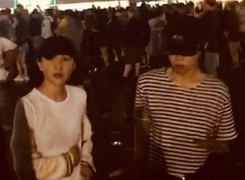 Châu Tấn đi chơi đêm với con gái Vương Phi, bị nghi ngờ yêu đồng giới