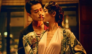 Chân dài Trung Quốc gây tranh cãi khi diễn cho Victoria's Secret