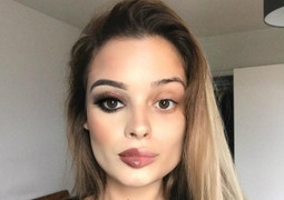 Trang điểm nửa mặt: Trào lưu đang khiến các chị em phát 'sốt'