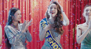 Giữa làn sóng chỉ trích, Chi Pu tung clip: 'Hãy gọi tôi là hoa hậu'