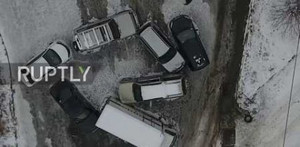 Clip: Ô tô thi nhau trượt lăn lóc như đồ chơi trên dốc tuyết ở Nga