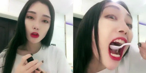 Clip hướng dẫn cách ăn 'thả ga' không lo trôi son khiến dân mạng hết hồn