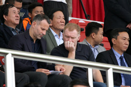 Video: Paul Scholes trải nghiệm phòng tập triệu USD của PVF