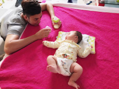 Clip thú vị: Ông bố làm tiểu xảo đơn giản, bé trai lăn ra ngủ ngay