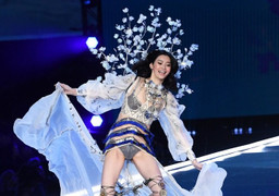 Tương lai nào cho siêu mẫu Trung Quốc ngã ở show Victoria's Secret?