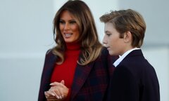 Cậu út điển trai nhà Trump cùng mẹ đón cây thông Noel ở Nhà Trắng