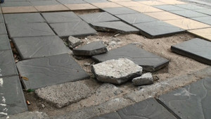 Ảnh: Vỉa hè Hà Nội lát đá độ bền 70 năm mới dùng vài tháng đã vỡ nát