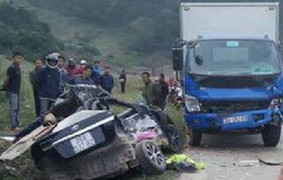Xe con lao sang đường đâm xe tải ở Sơn La, 5 người thương vong