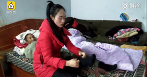 Cô gái Trung Quốc từ bỏ tình yêu, về quê chăm cha già ngã bệnh khiến ai cũng cảm động