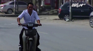 Video: Đầu không mũ bảo hiểm, quay đầu bỏ chạy khi thấy CSGT