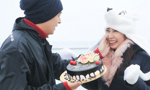 Ghen tị với hình ảnh Ngô Kiến Huy mừng sinh nhật Khổng Tú Quỳnh trên đỉnh Fansipan