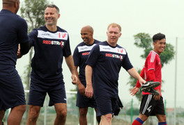 Paul Scholes kiến tạo, đội Ryan Giggs thắng đội HLV Hoàng Anh Tuấn