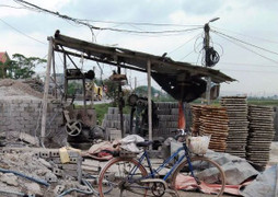 Bị cuốn vào máy gạch, nữ công nhân nguy kịch