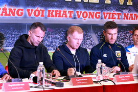 HLV Australia ngại ngùng xin chữ ký Ryan Giggs, Paul Scholes