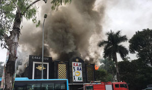 Đang cháy lớn quán karaoke ở Linh Đàm, Hà Nội