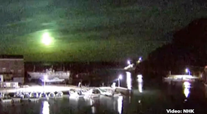 Video: Cầu lửa xanh bí ẩn xuất hiện trên bầu trời Nhật Bản