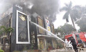 Video: Hơn 10 xe PCCC bơm nước dập tắt đám cháy tại quán karaoke ở Linh Đàm