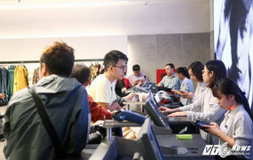 Mua giày hàng hiệu giá rẻ như cho ngày Black Friday 2017