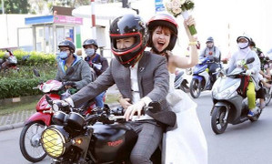 Độc - lạ như đám cưới Khởi My và Kelvin Khánh: Rước dâu bằng mô tô