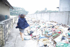 Clip: Nữ nhà báo VTC14 chạy thục mạng thực hiện phóng sự trực tiếp bắt quả tang DN Trung Quốc xả thải trộm