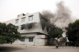 Chập điện, xưởng sửa chữa ô tô cháy lớn