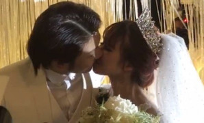 Kelvin Khánh hôn Khởi My đắm đuối trong tiệc cưới