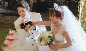 Vừa xong nghi thức, Khởi My và Kelvin Khánh đã thay đồ đơn giản 'quậy tưng bừng'