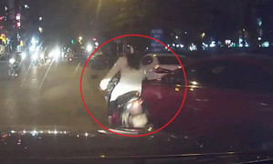 Clip: Ô tô chuyển làn không xi-nhan, đốn ngã cô gái đi xe máy
