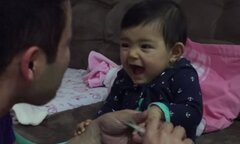 Clip hài: Em bé lém lỉnh dọa bố khi cắt móng tay hút 25 triệu lượt views