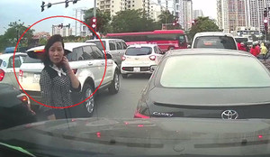 Quên kéo phanh tay để ô tô lùi va vào xe khác, nữ tài xế còn trách ngược: 'Đi kiểu gì thế?