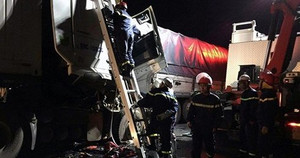 Ba ô tô tông nhau trên cao tốc Pháp Vân - Cầu Giẽ, 2 người chết kẹt trong cabin