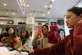 Cửa hàng thời trang tại Hà Nội 'thất thủ' vì quá đông người mua sắm dịp Black Friday