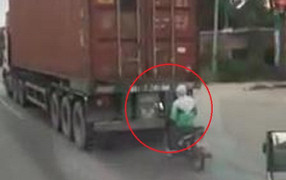 Clip: Thanh niên lái xe máy 1 tay, núp sau container tránh rét và cái kết rùng mình