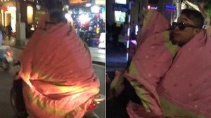 Clip: Hoảng hồn 2 thanh niên chạy SH quấn chăn kín mít ra đường để chống rét